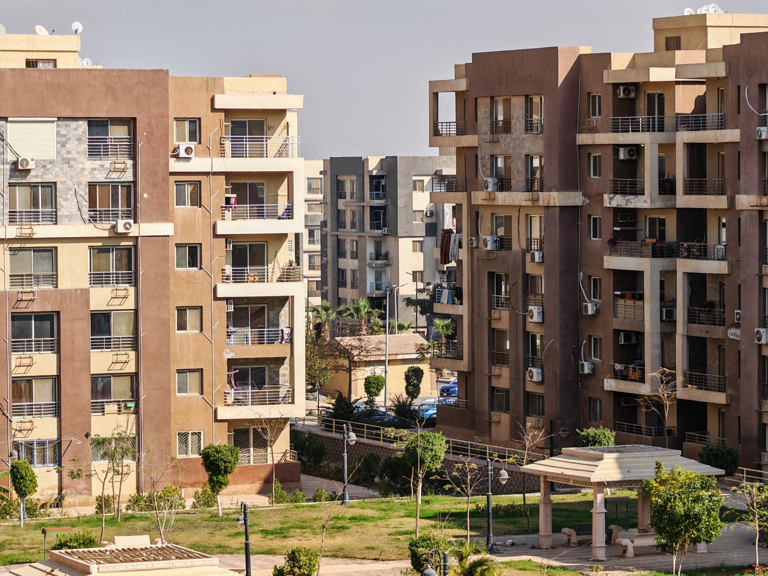 Immeubles contemporains avec balcons espaces verts