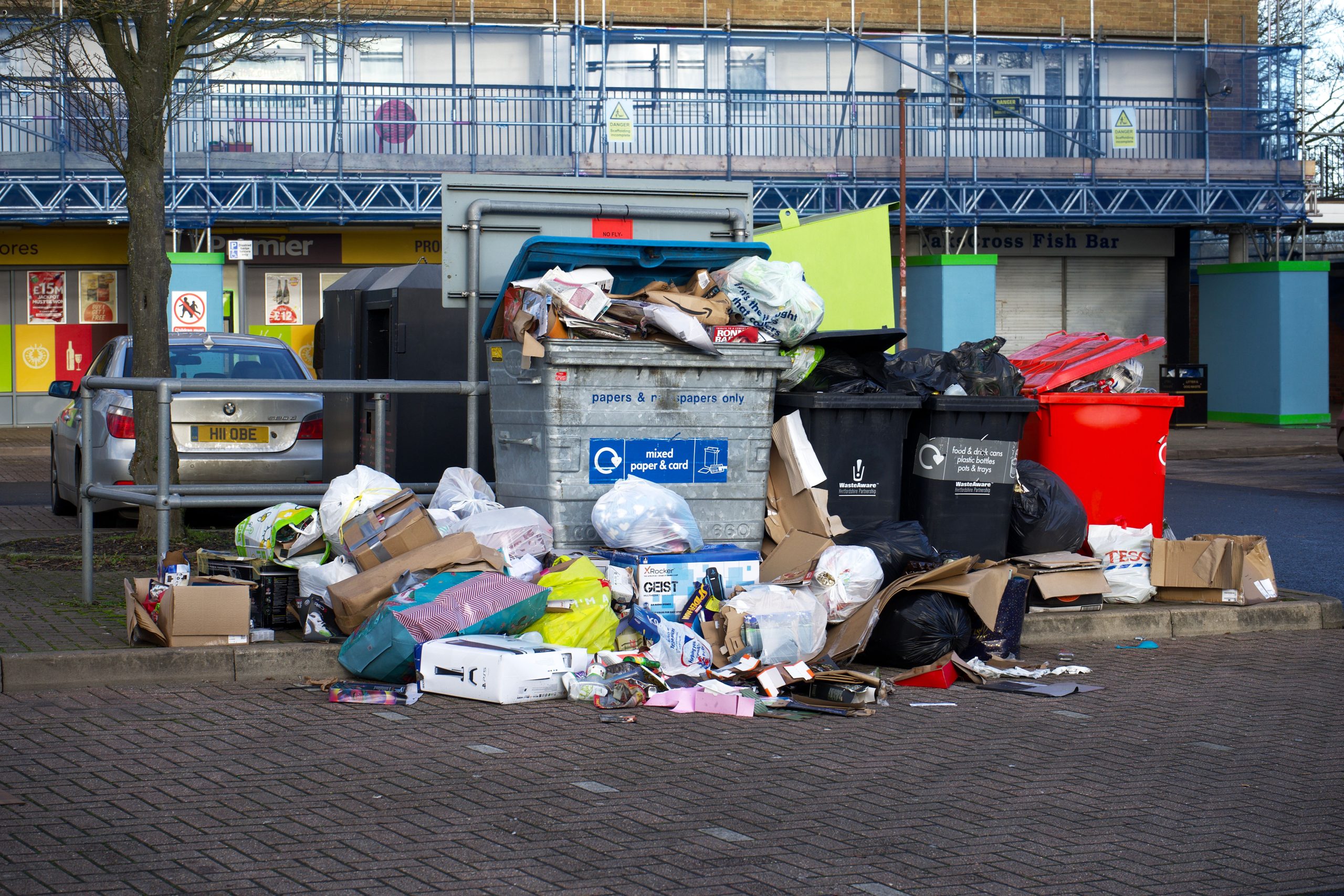 Bacs débordants indiquant problèmes gestion