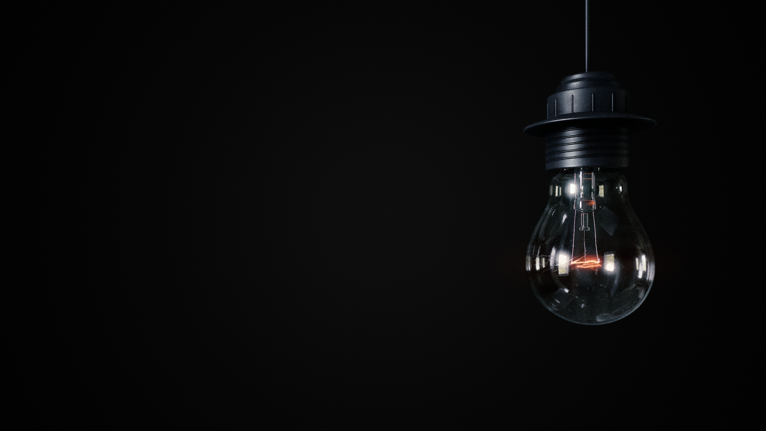 Ampoule suspendue mettant en évidence filament luminescent