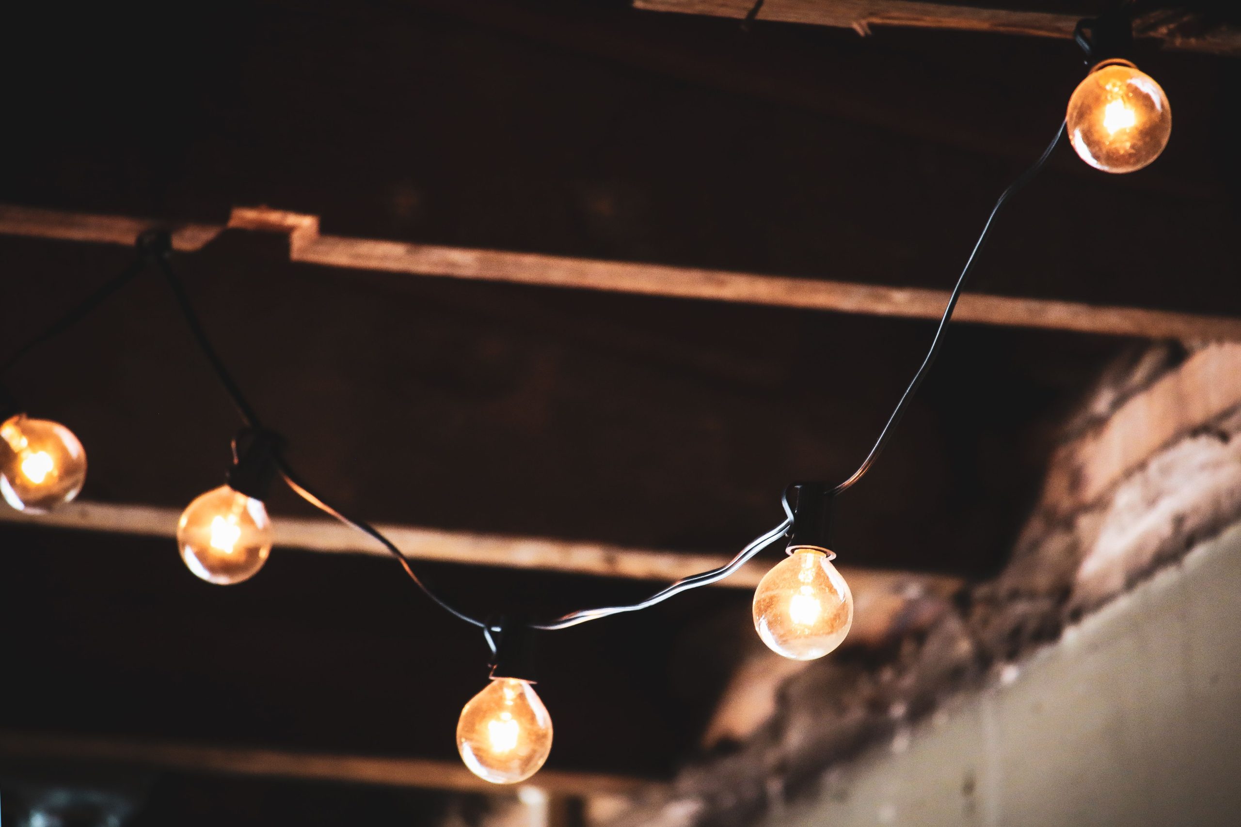 Intérieur cozy avec guirlandes lumineuses créant ambiance chaleureuse