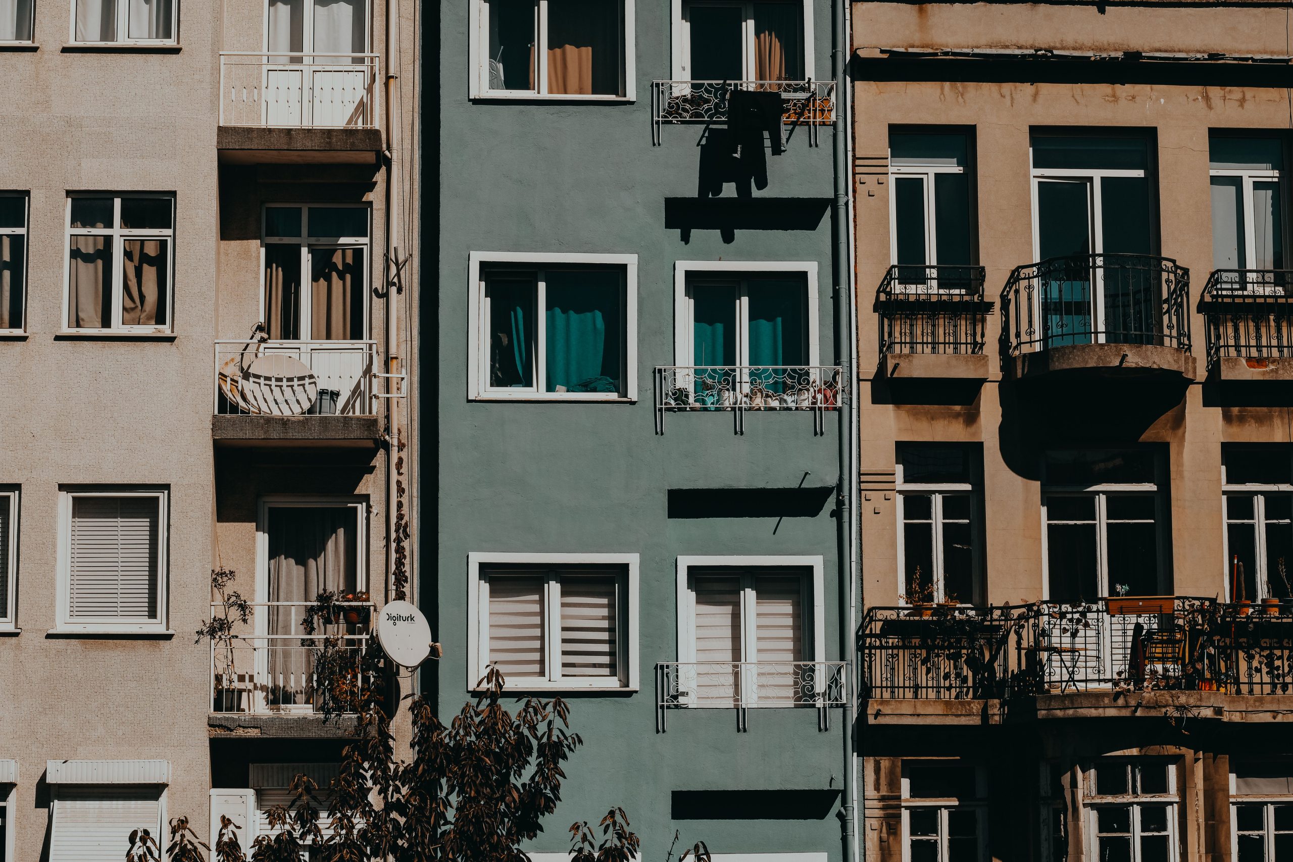 Rangée immeubles urbains balcons facades variees