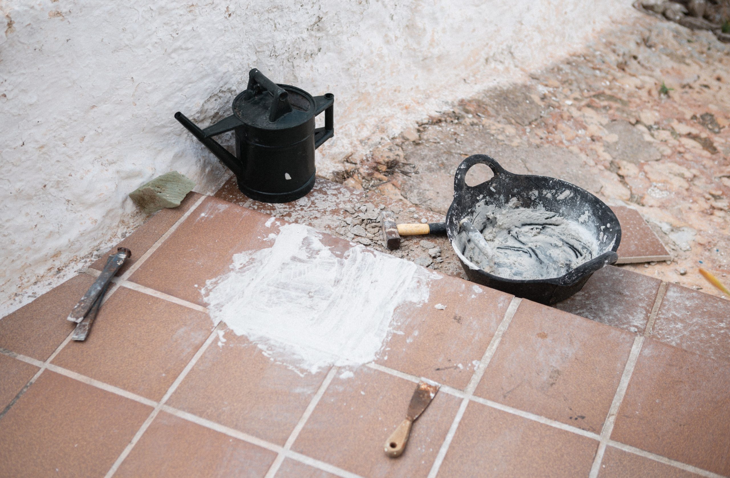 Outils de construction sur sol carrelé