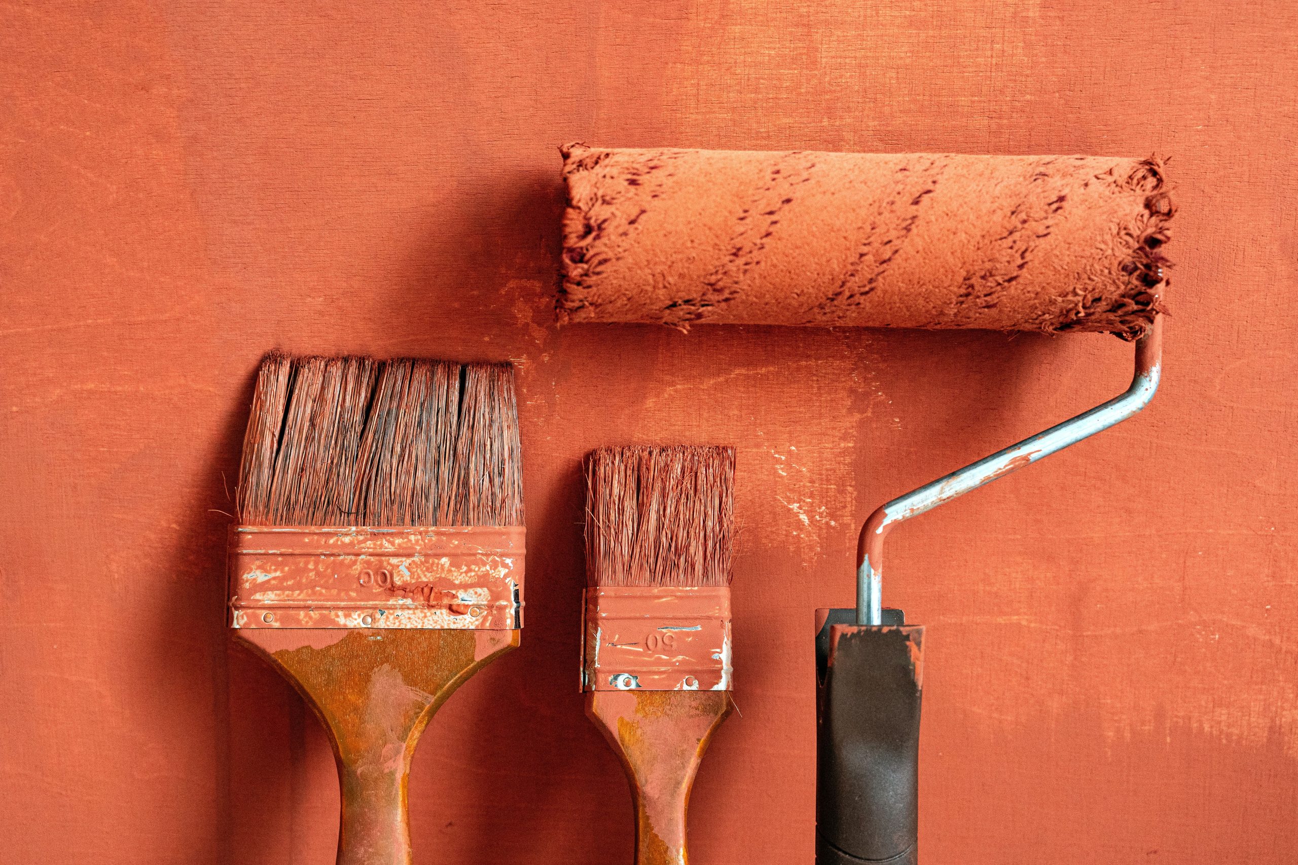 Outils peinture pinceaux rouleau surface orange