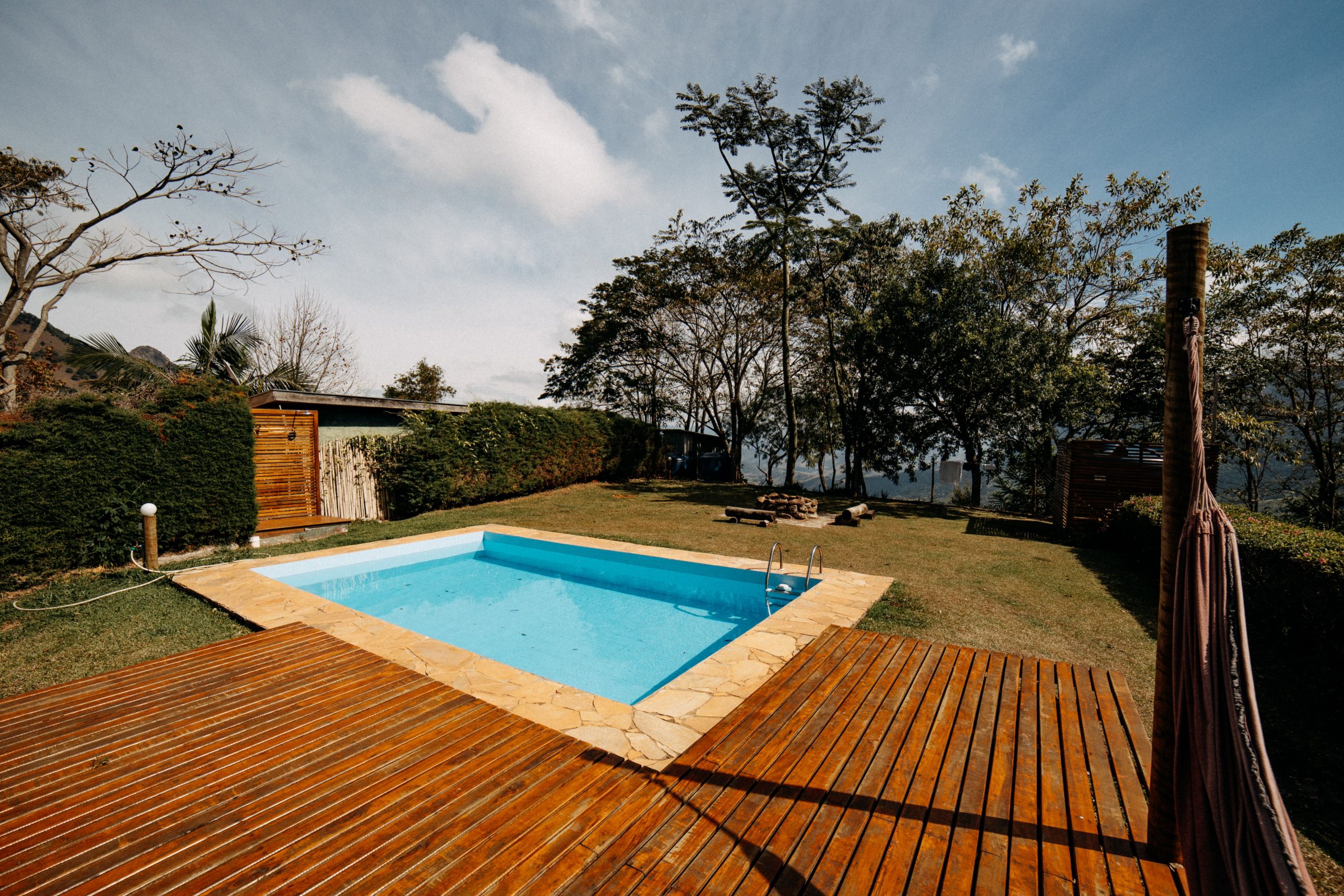 Piscine extérieure entourée de verdure et bois