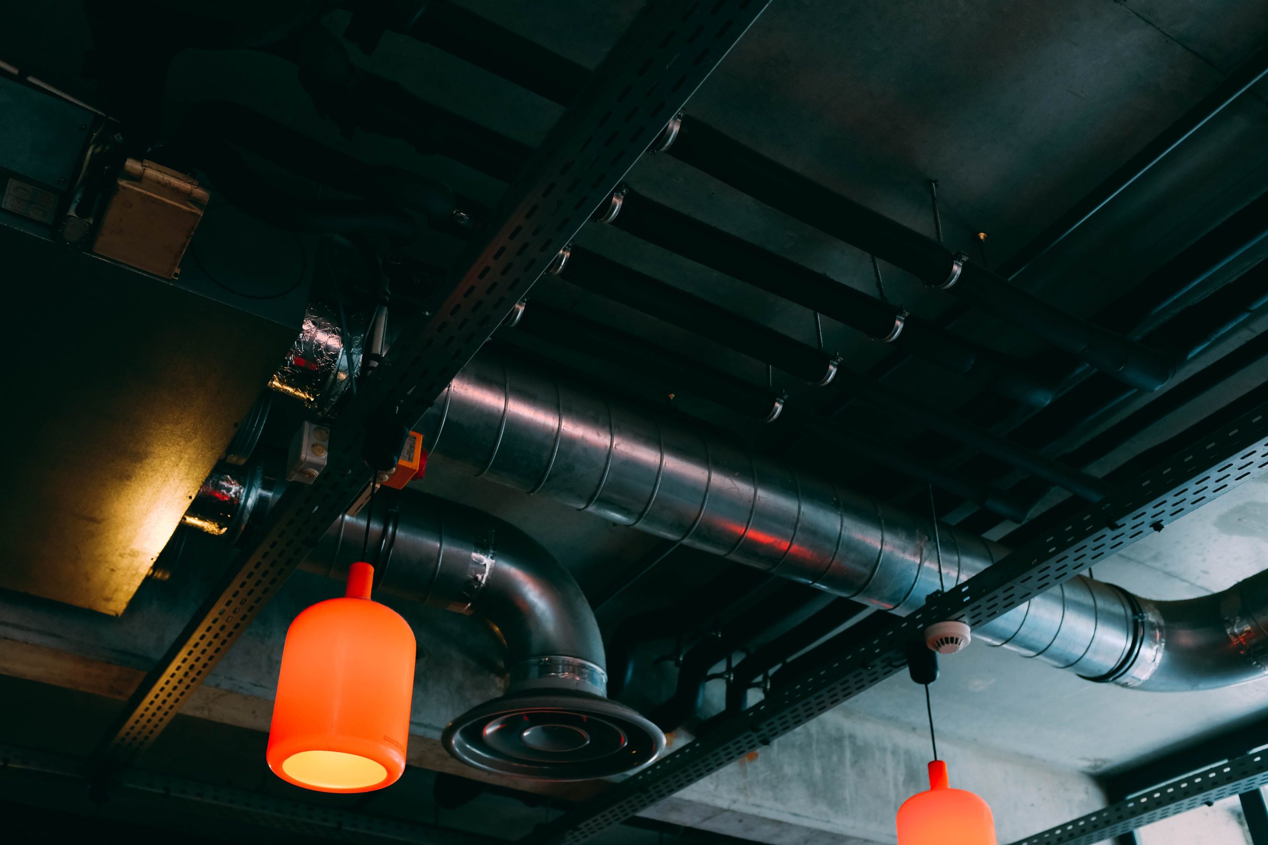 Plafond moderne avec conduits de ventilation