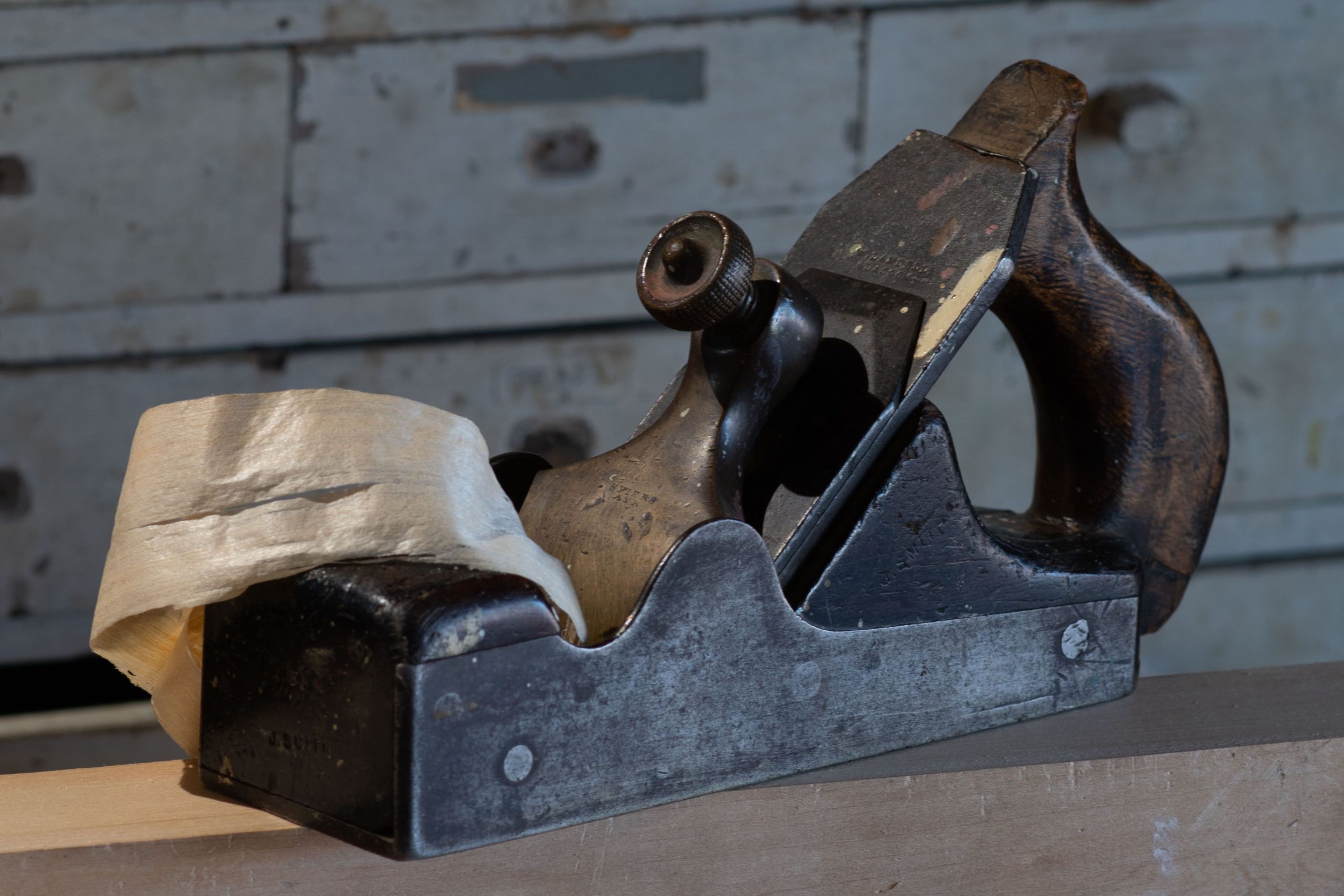 Rabot bois classique dans atelier menuiserie ancien