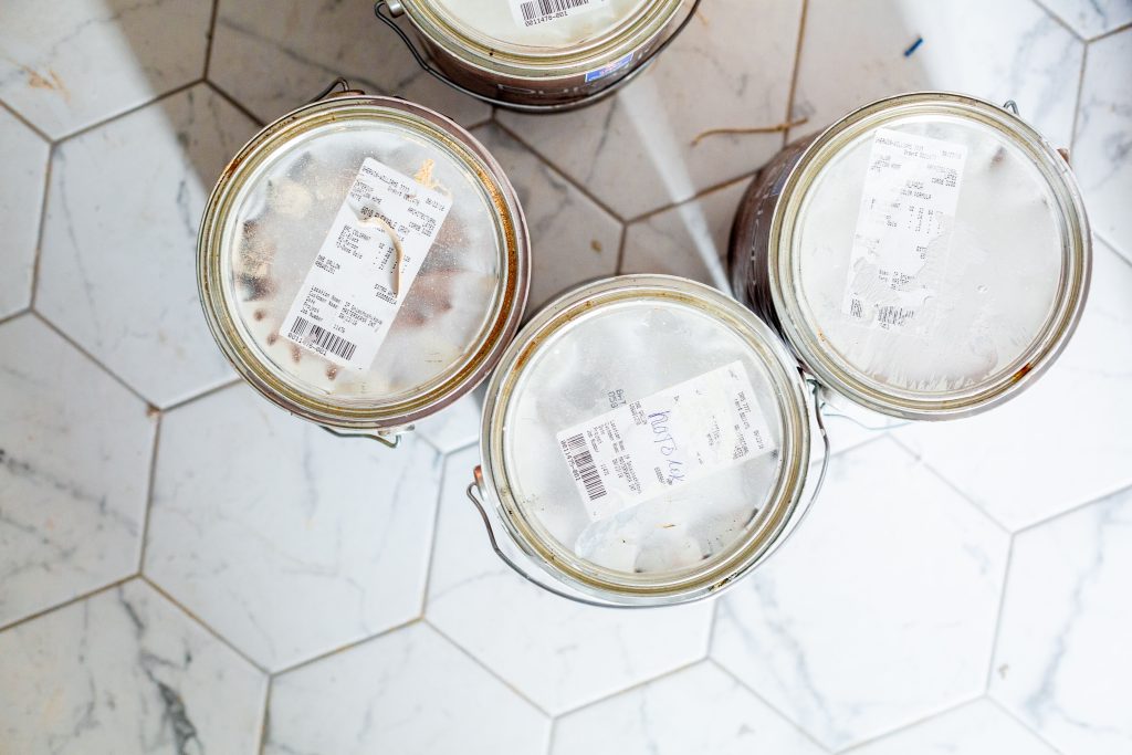 Comment enlever de la peinture sur du carrelage sans rayer ?