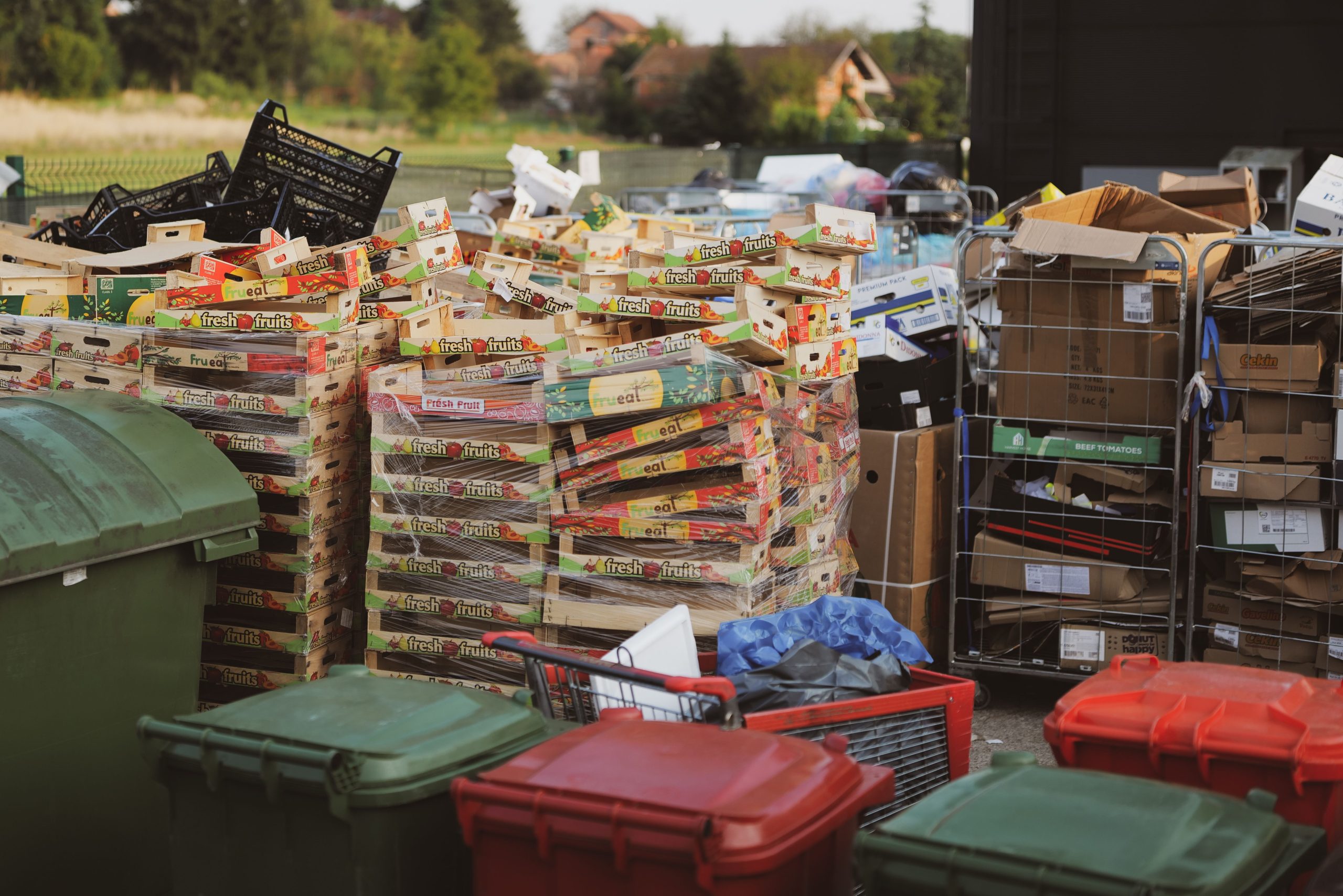 Cartons et bacs entreposés zone extérieure