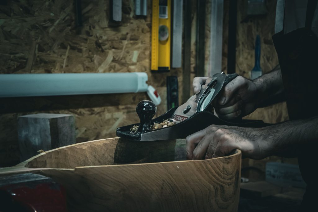 Comment raboter une porte en bois qui frotte ?