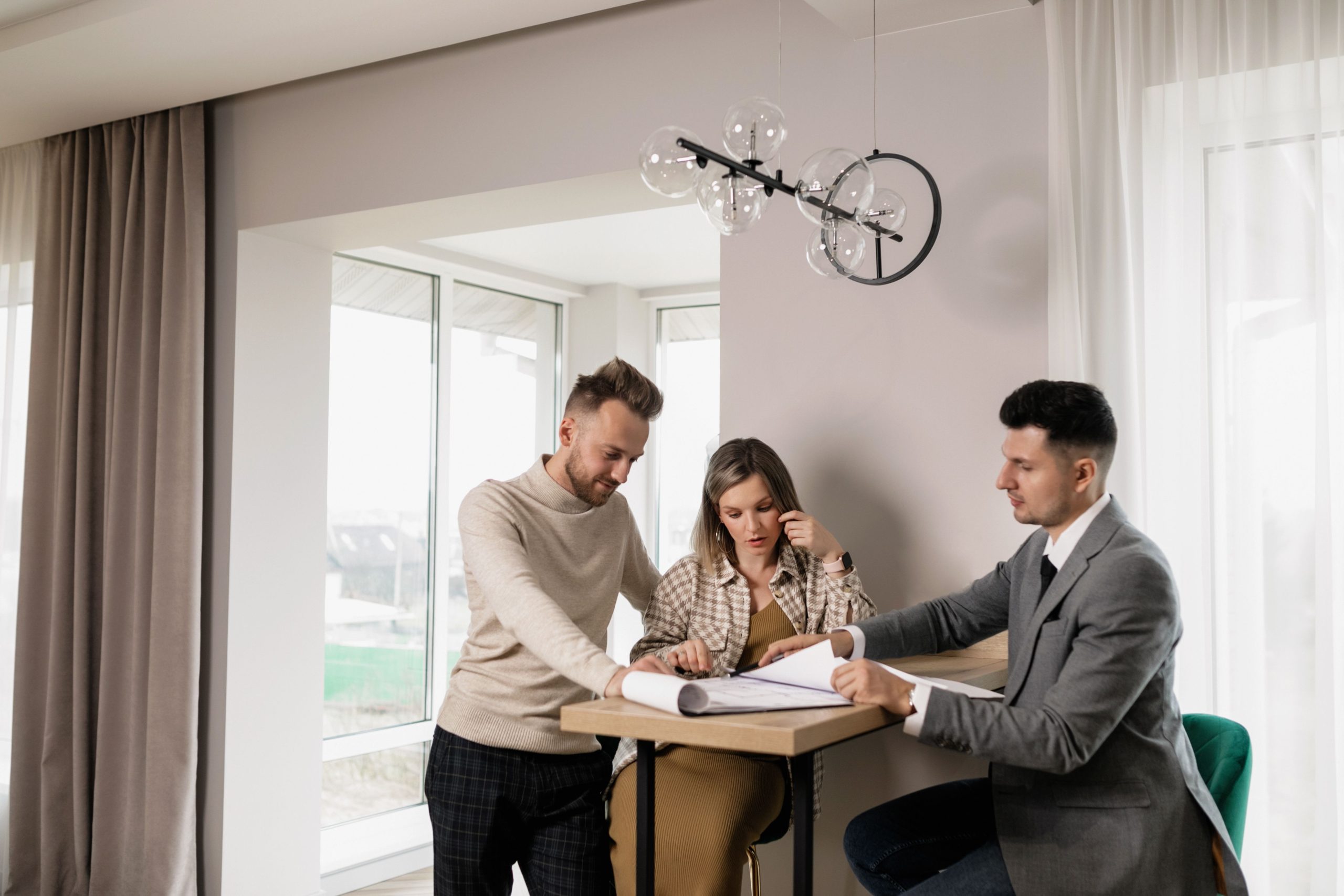 Couple consultant agent immobilier sur documents