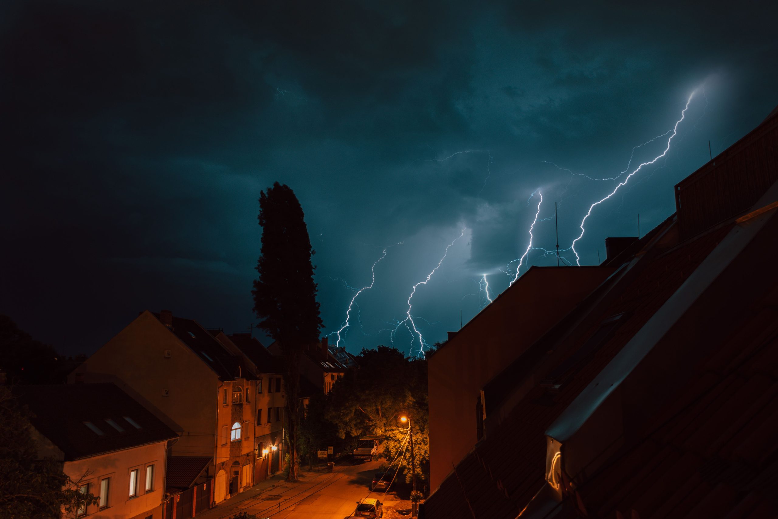 Tempête éclair vivide illuminant le ciel nuit
