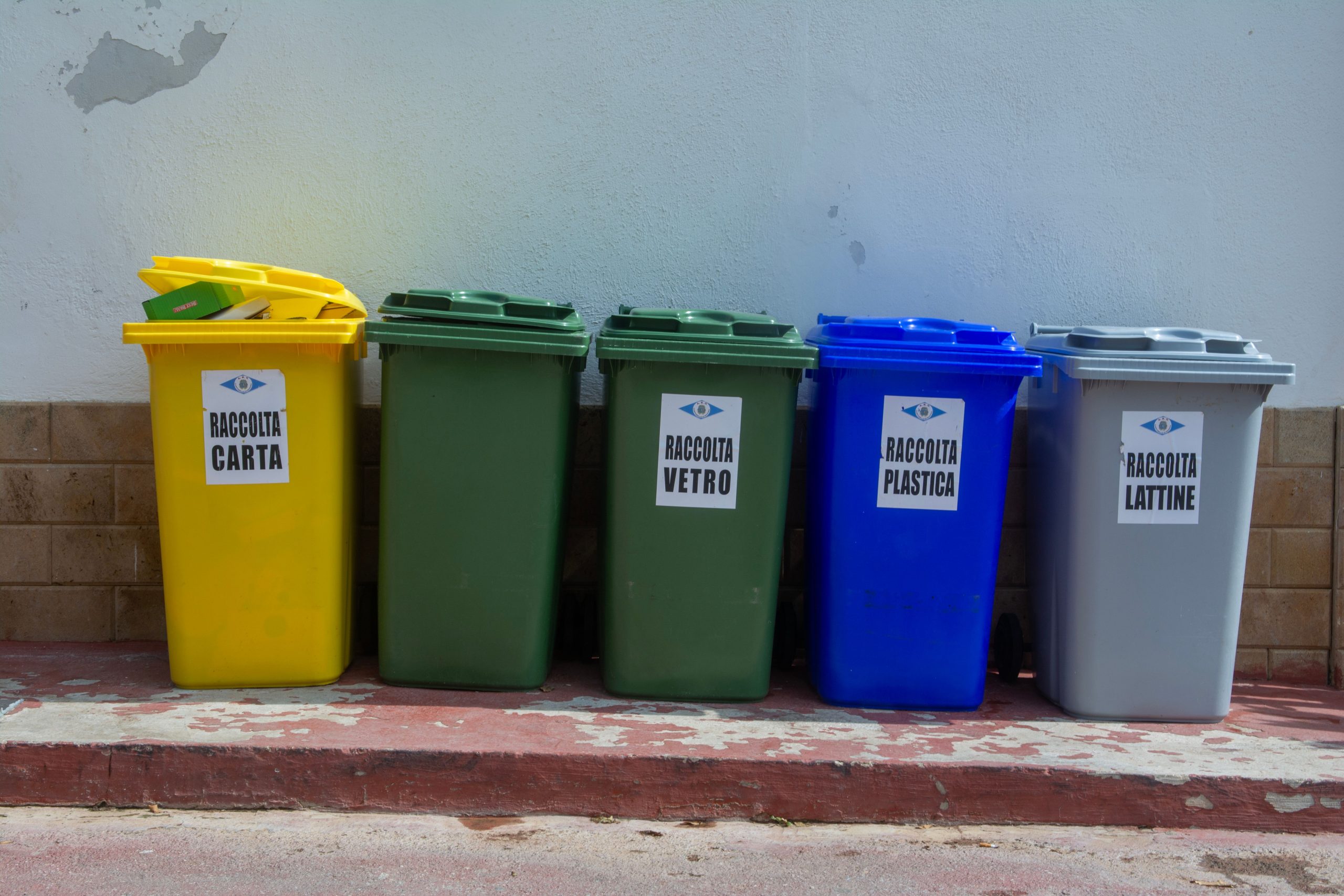 Cinq bacs colorés pour tri des déchets
