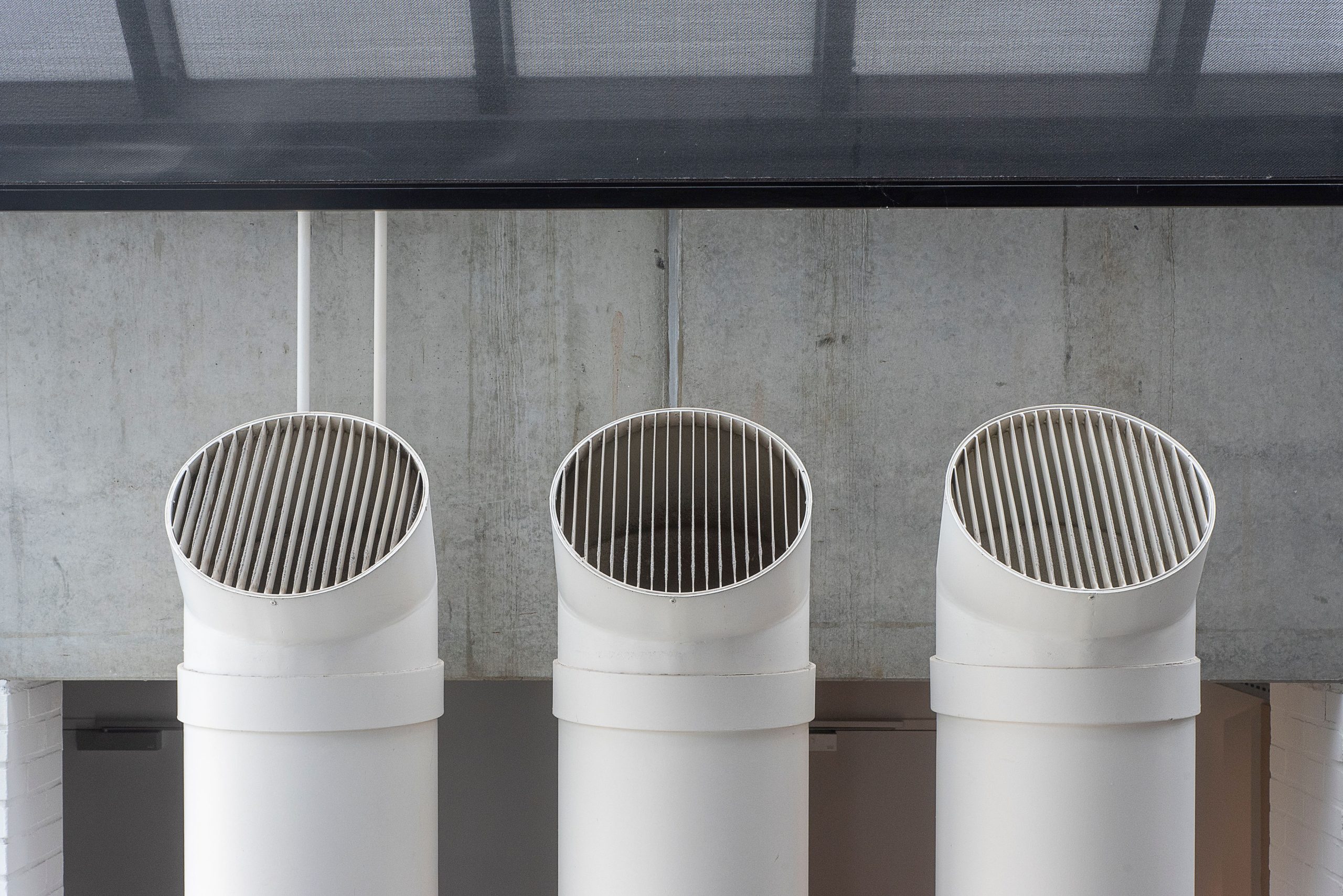 Trois tuyaux de ventilation blancs alignés