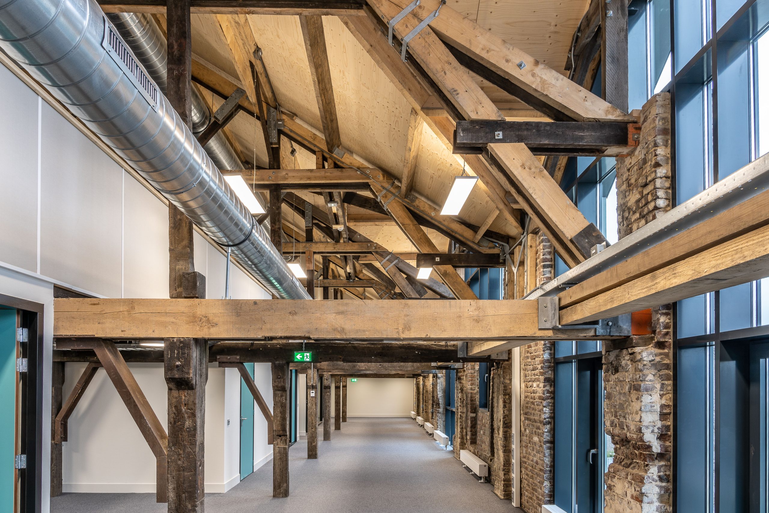 Intérieur spacieux avec conduits de ventilation industriels