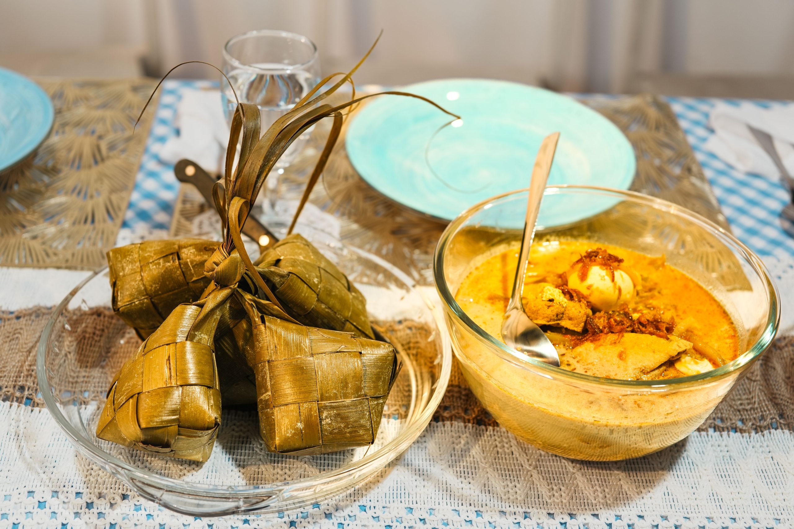 Curry épicé servi dans des bols traditionnels