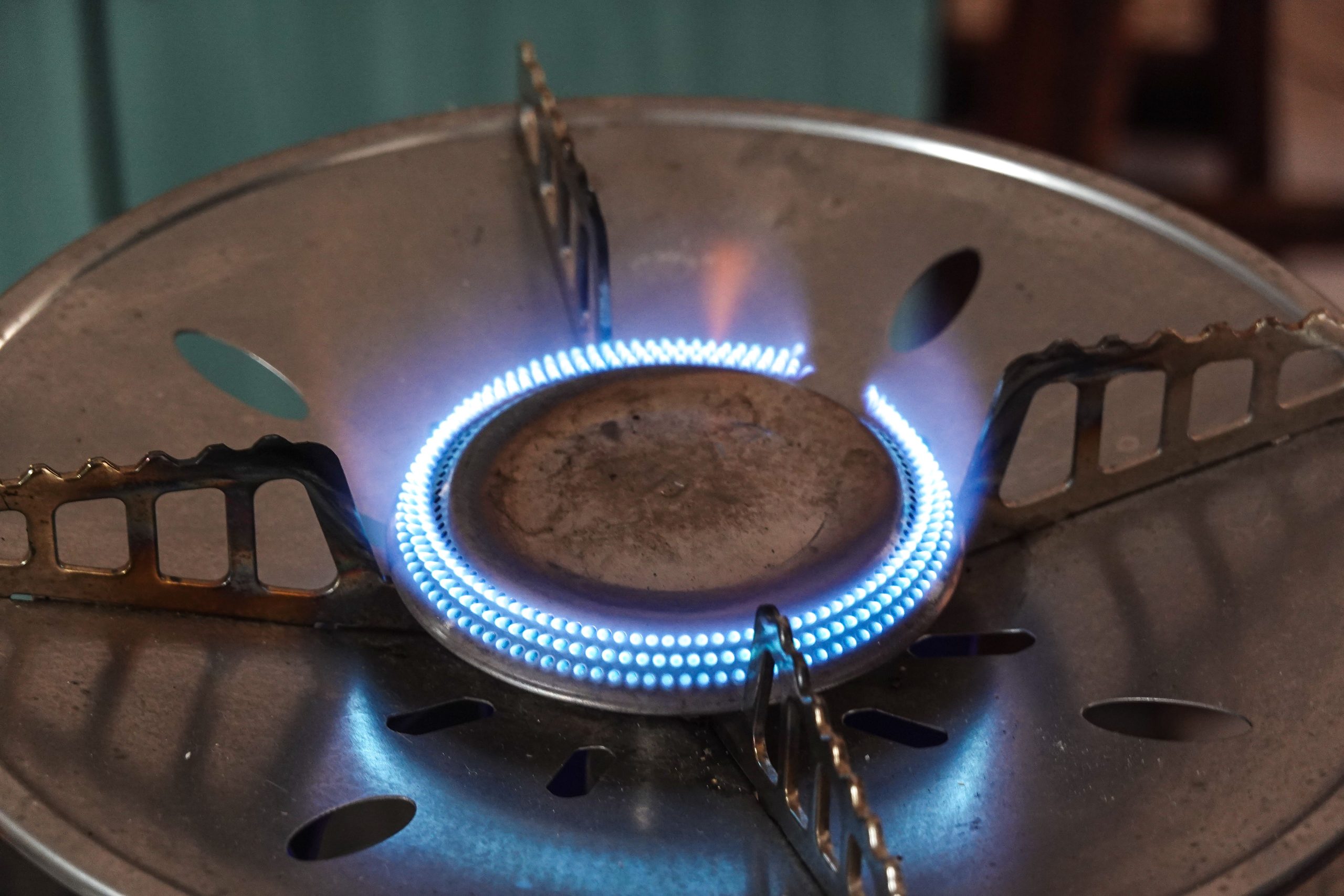 Brûleur gaz allumé avec flammes bleues visibles