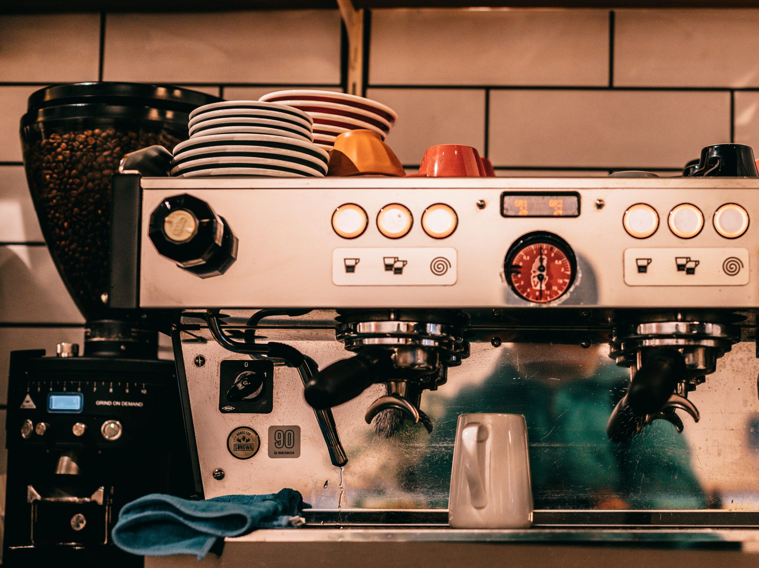 Cafetière automatique moderne métallisée en cuisine