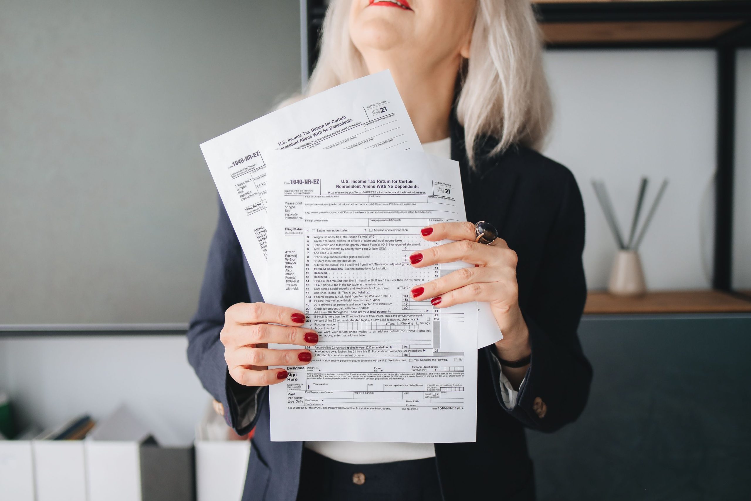 Femme d'affaires tenant documents fiscaux en bureau professionnel