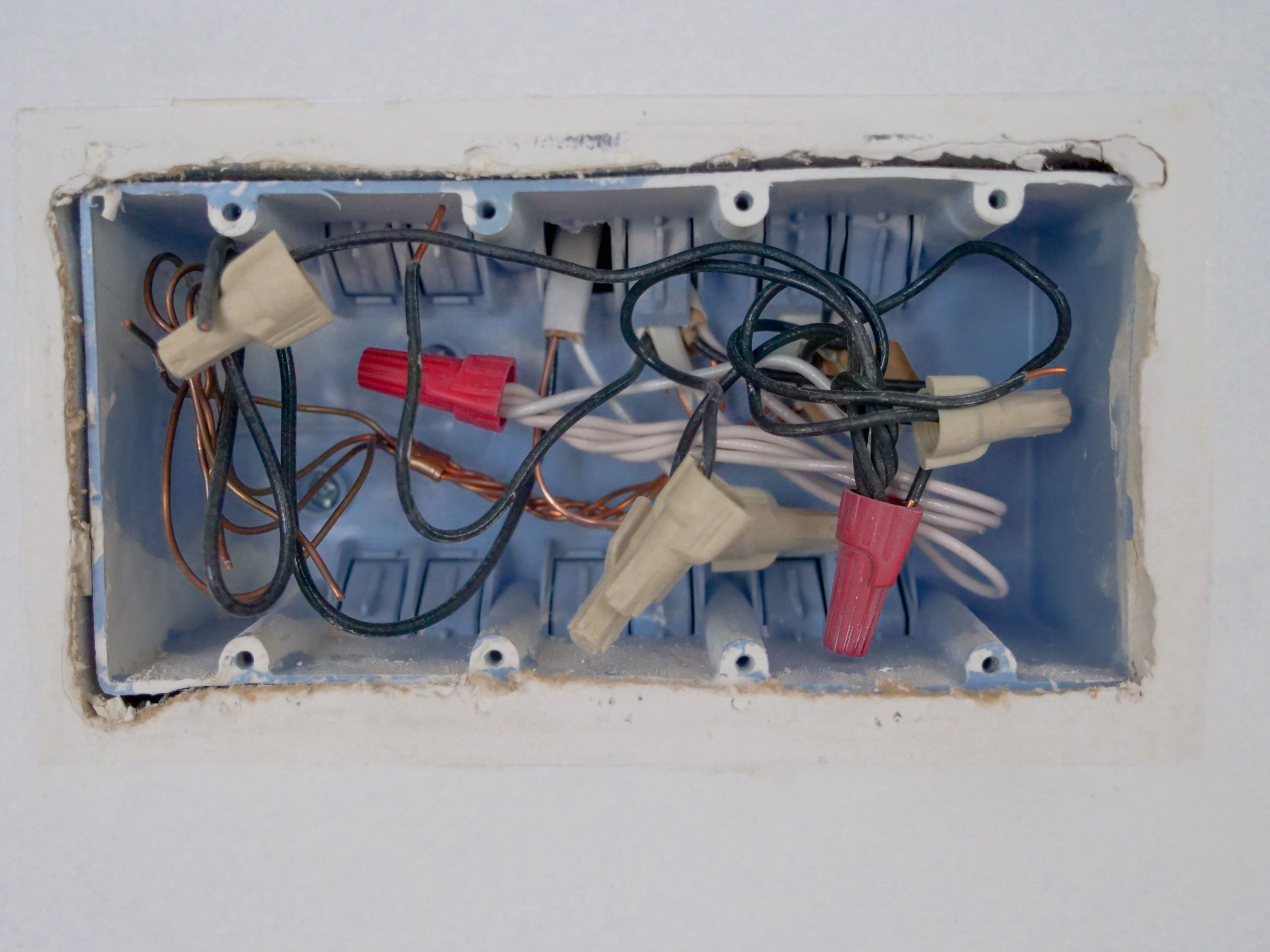 Tableau électrique ouvert avec fils et connecteurs visibles