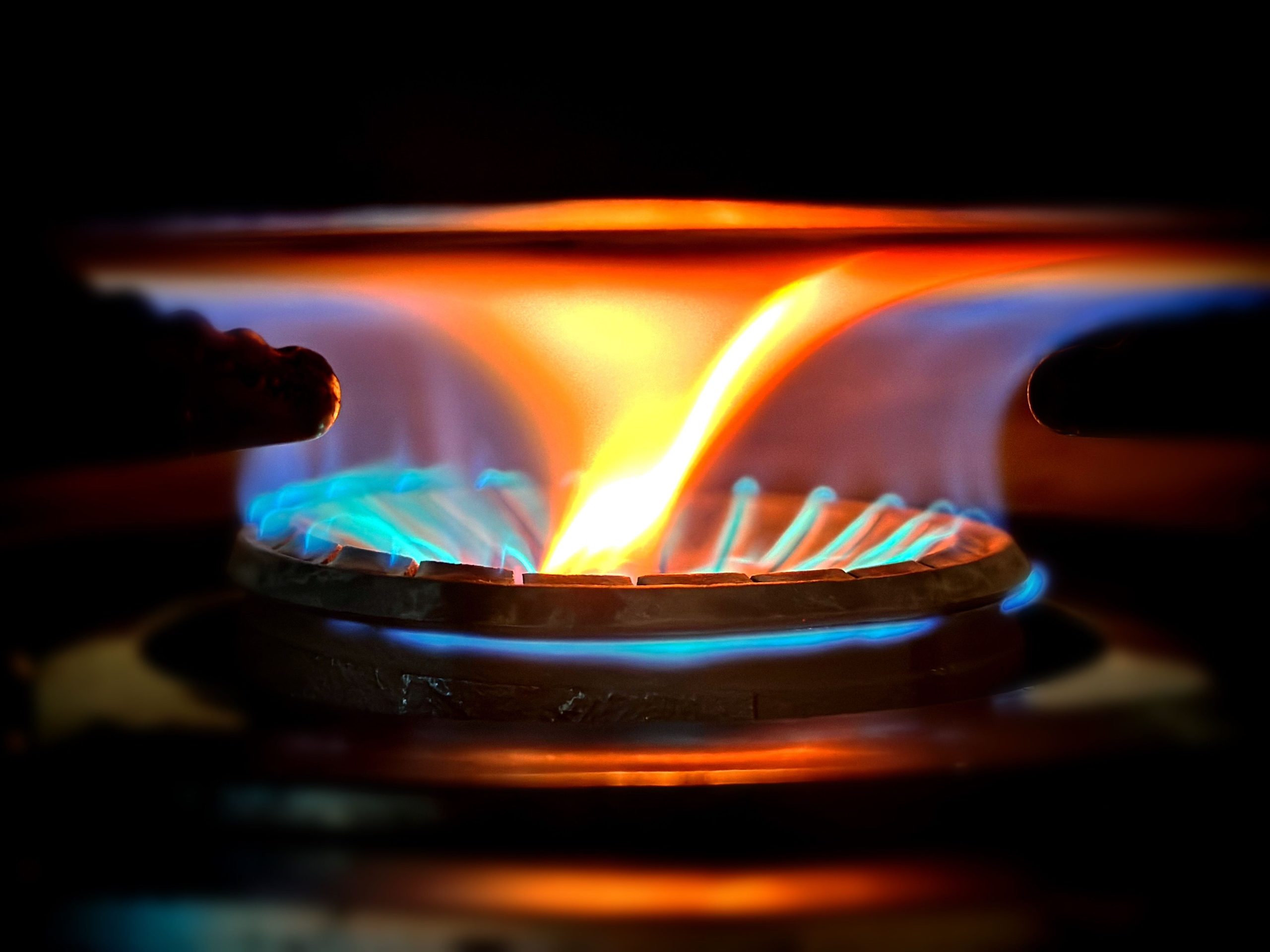 Flammes bleues et oranges sur brûleur gaz