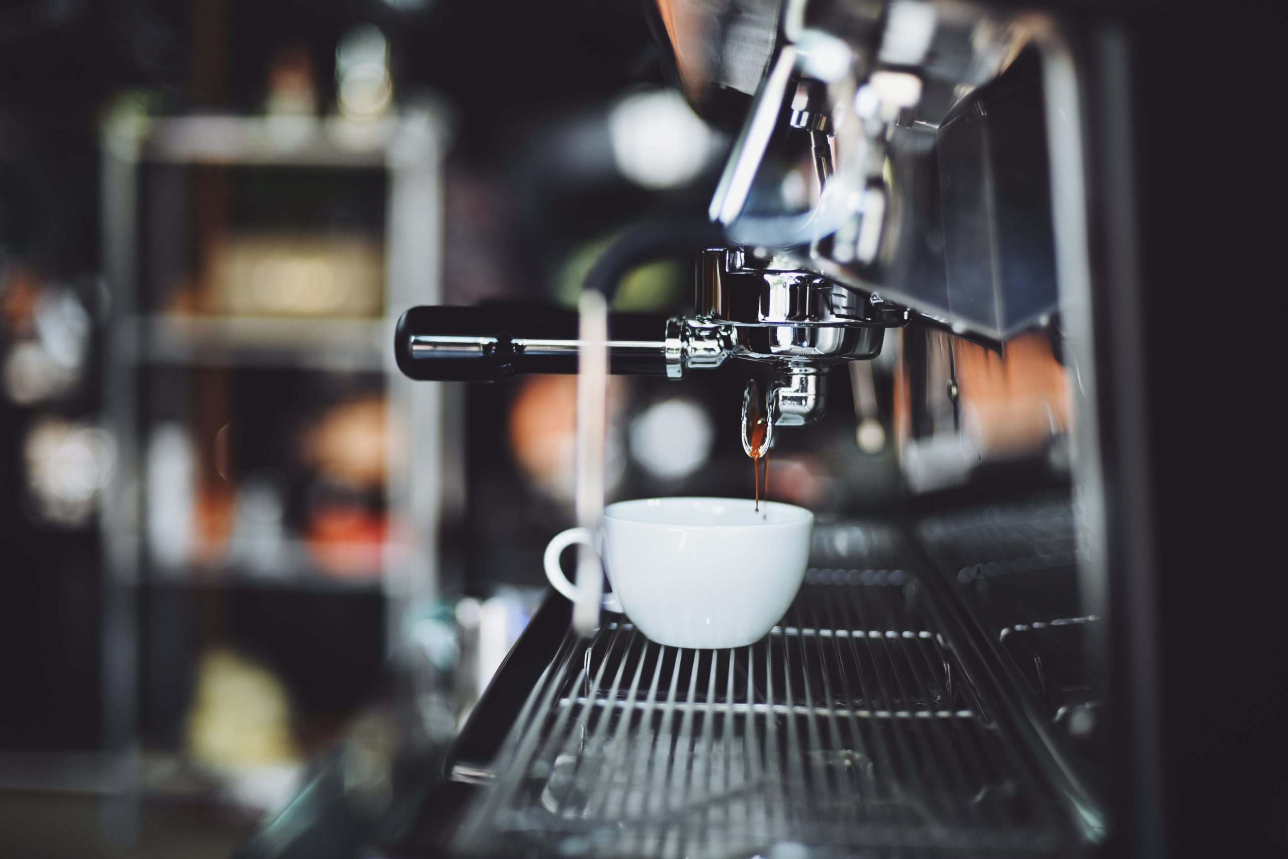 Machine espresso versant café dans tasse blanche
