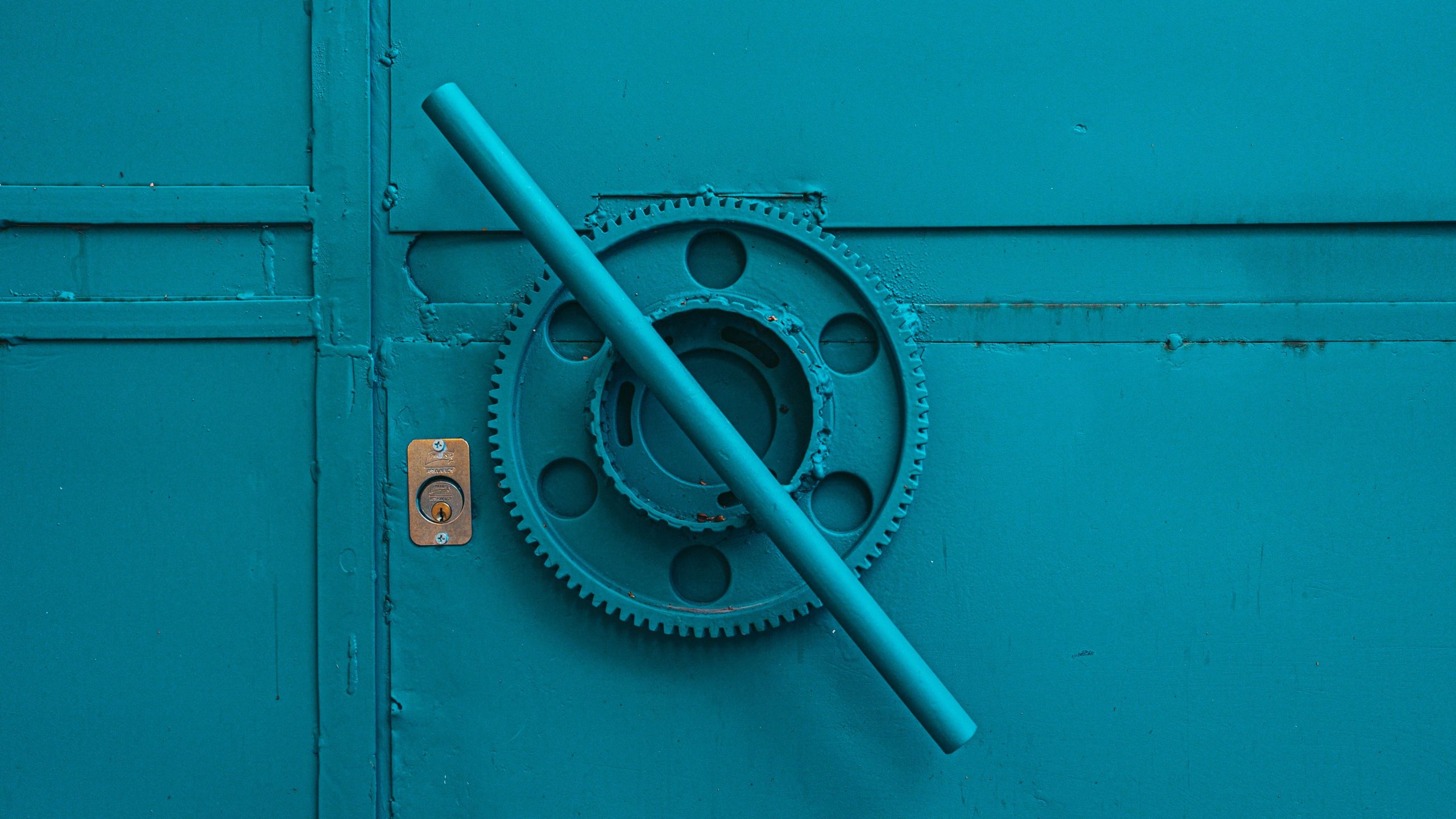 Porte métallique avec mécanisme d'engrenage visible