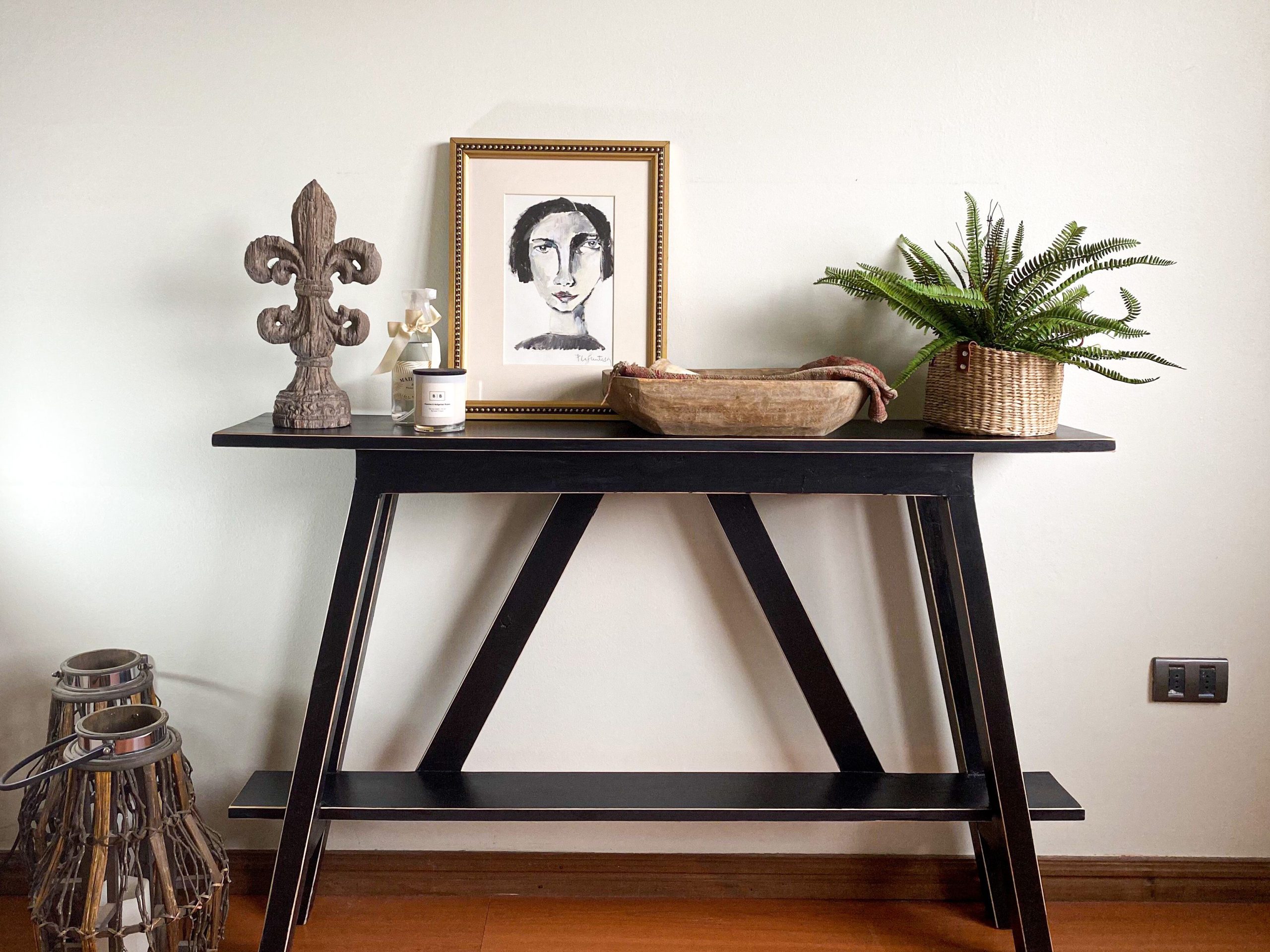 Console noire élégante avec objets décoratifs sur plateau