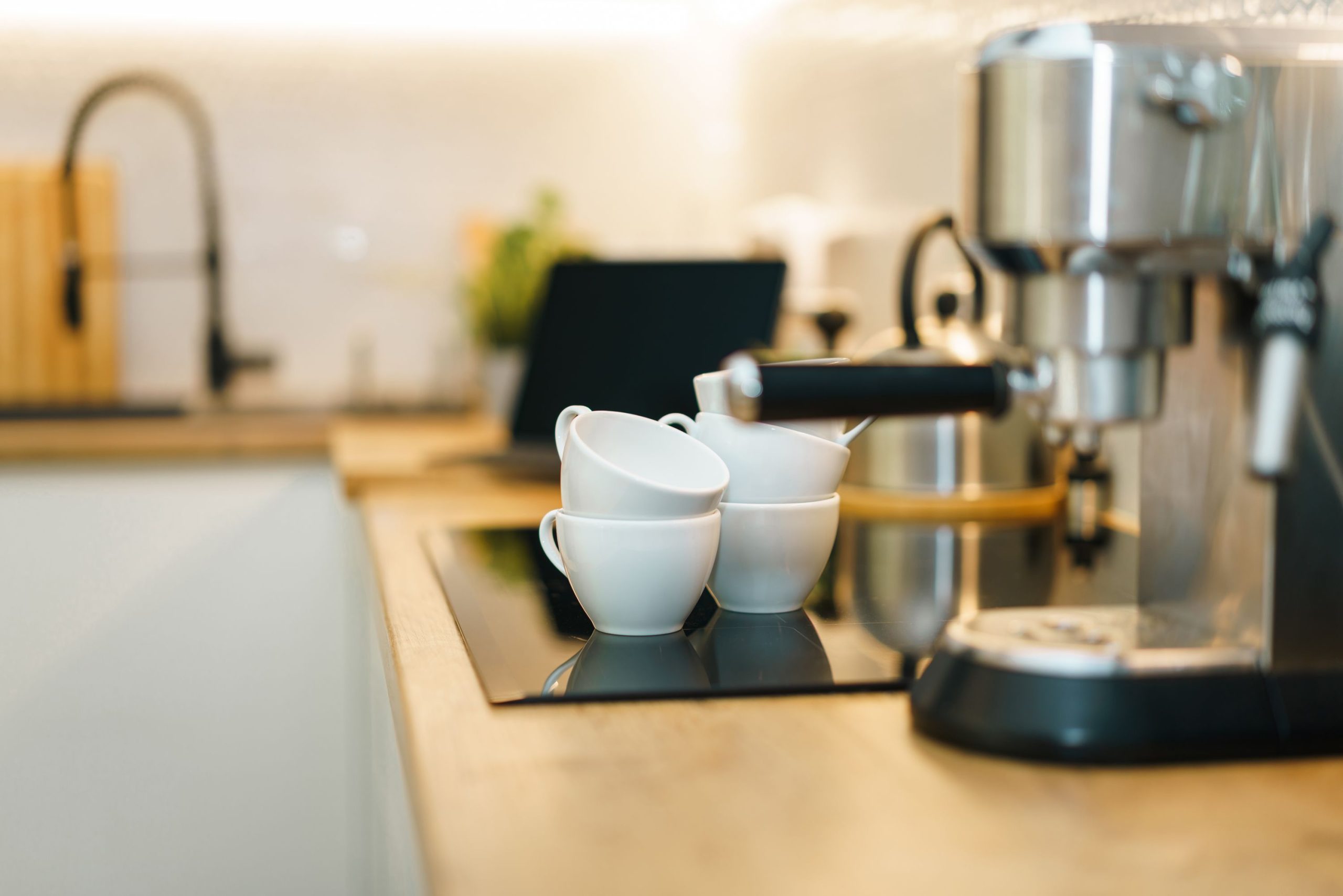 Machine espresso moderne sur plan de travail