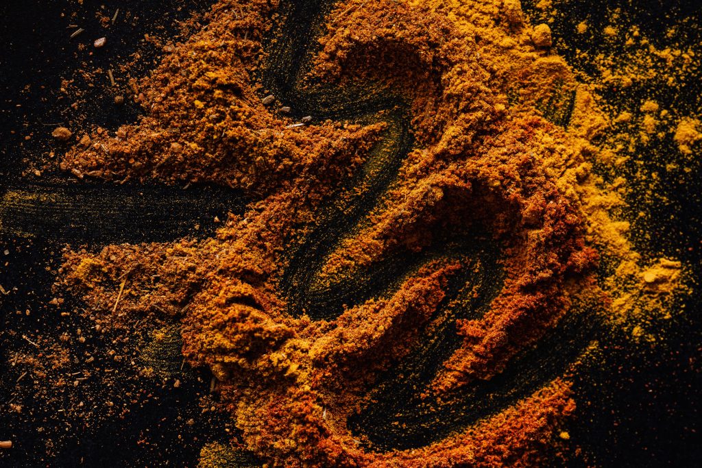 Comment enlever une tache de curry sur un vêtement ?